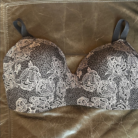 knix Other - Seamless/Wireless Floral Lace Print Women's Bra - Black and White